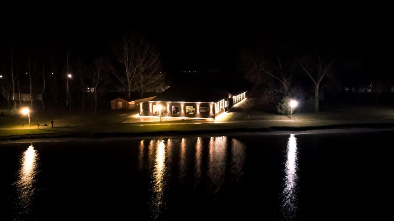 Waterfront Lodge Dunapataj Exterior foto